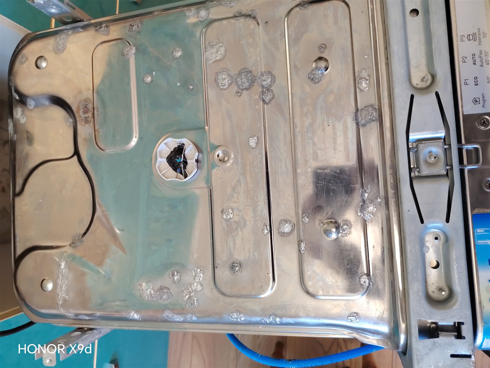 Все запаянные отверстия на верхнем листе посудомоечной машины Electrolux